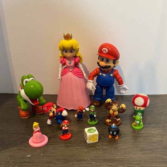 Super Mario Bros Other - Súper Mario bros lot of 13 piece different sizes Mario Yoshi
And princess peach